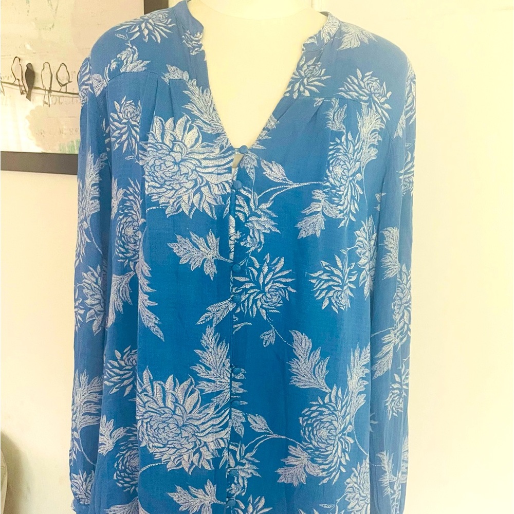 💕Lucky Brand size M💕 beautiful blouse. Cute with shorts, leggings, capris❤️